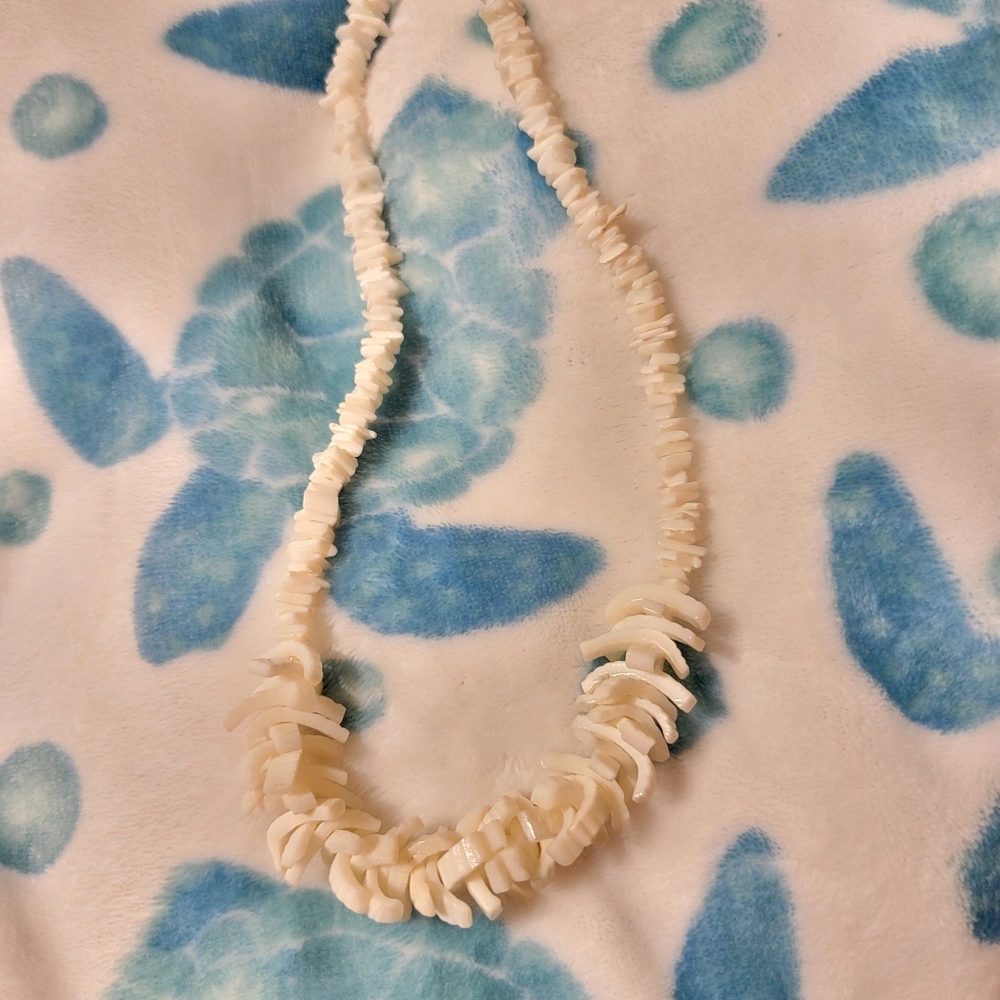 🐚 Beach Puka Shell Necklace 17 1/2 in long.
